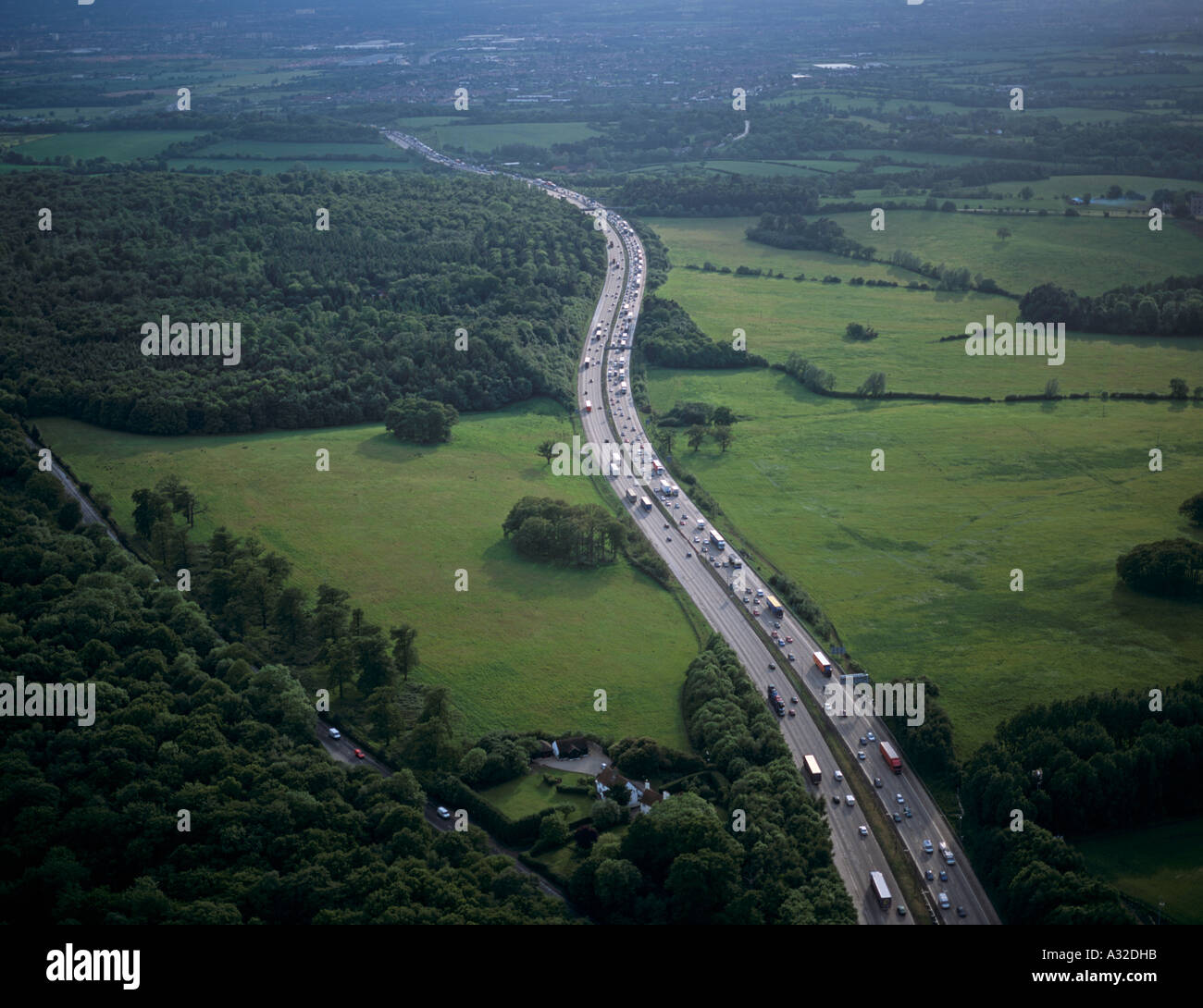 M25 Autobahn biegen durch die Landschaft zwischen Epping und Waltham forest Essex UK Stockfoto