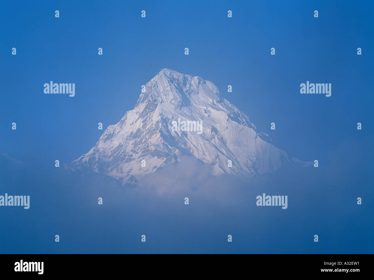 Annapurna South montieren im Nebel Annapurna Conservation Area Nepal Asien Stockfoto