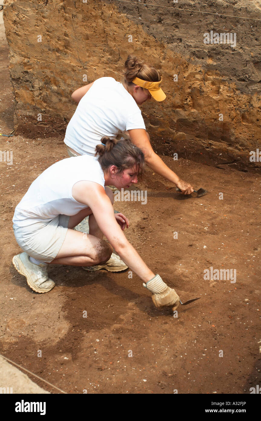 Zwei weibliche Archäologen sind eine archäologische Stätte in Jamestowne Siedlung in Virginia ausheben. Stockfoto