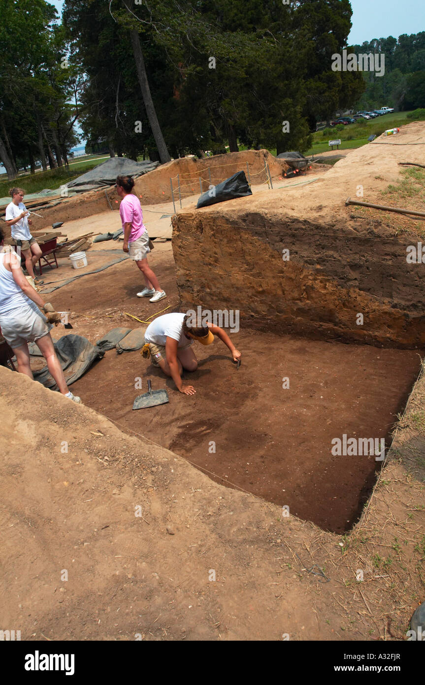 Archäologen Graben eine historische Stätte in Jamestowne Siedlung in Virginia Stockfoto