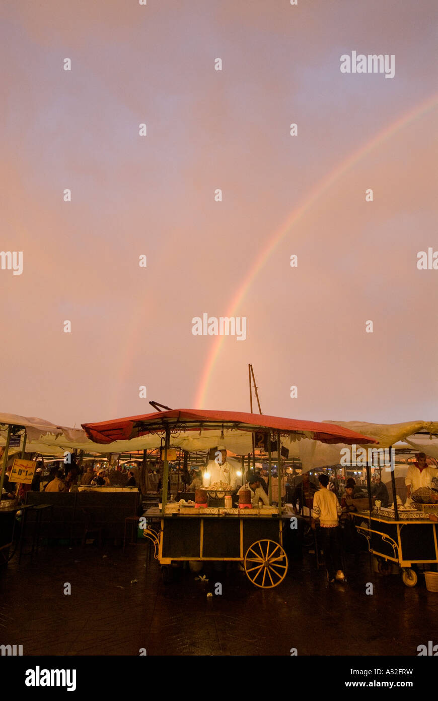 Regenbogen über dem Djema el Fna. Marrakesch. Marokko. Stockfoto