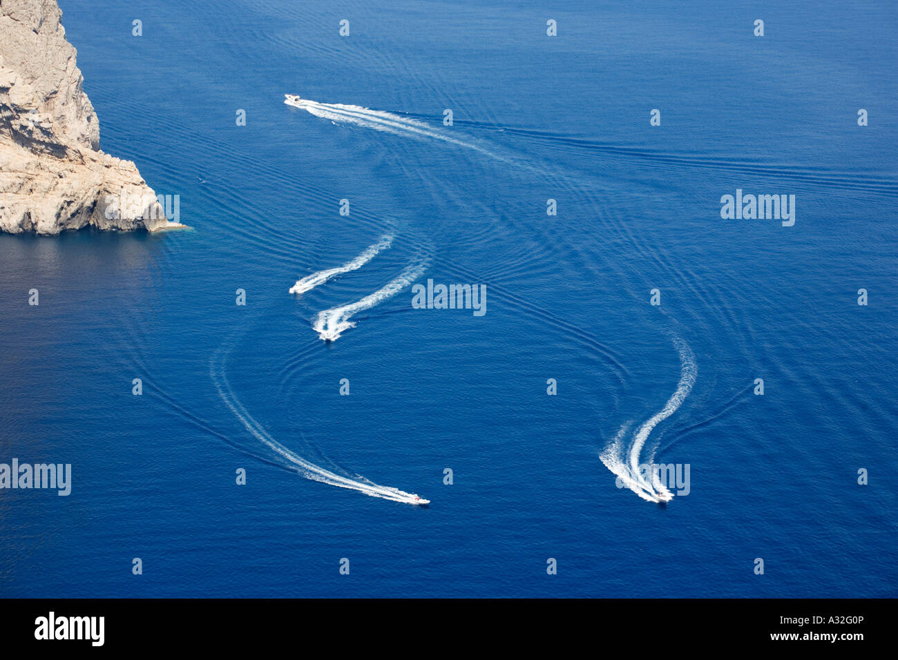 Der erwacht von Motorbooten verlassen Muster in das tiefblaue Meer von Formentor auf Mallorca Stockfoto
