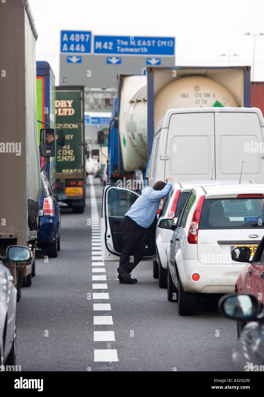 Ein Fahrer Stand mit seinem Auto in einen Stau auf der Autobahn M42 in nördlicher Richtung in den West Midlands UK Stockfoto