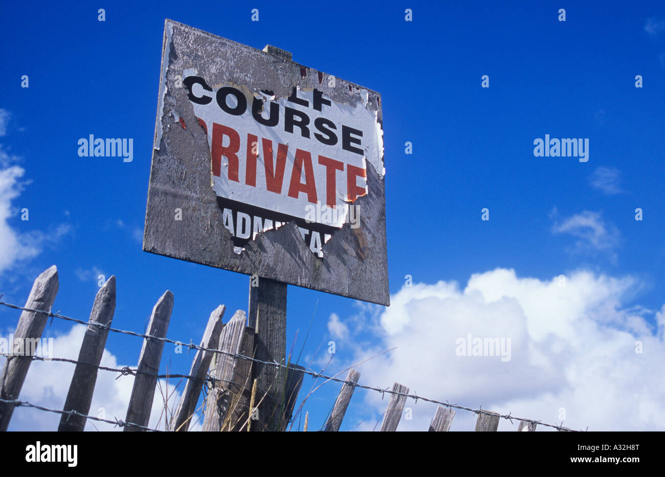 Wind zerrissen Zeichen über Schafe Fechten die einmal, privaten Golfplatz Nr. Eintritt gesagt hätte und mit blauem Himmel Stockfoto