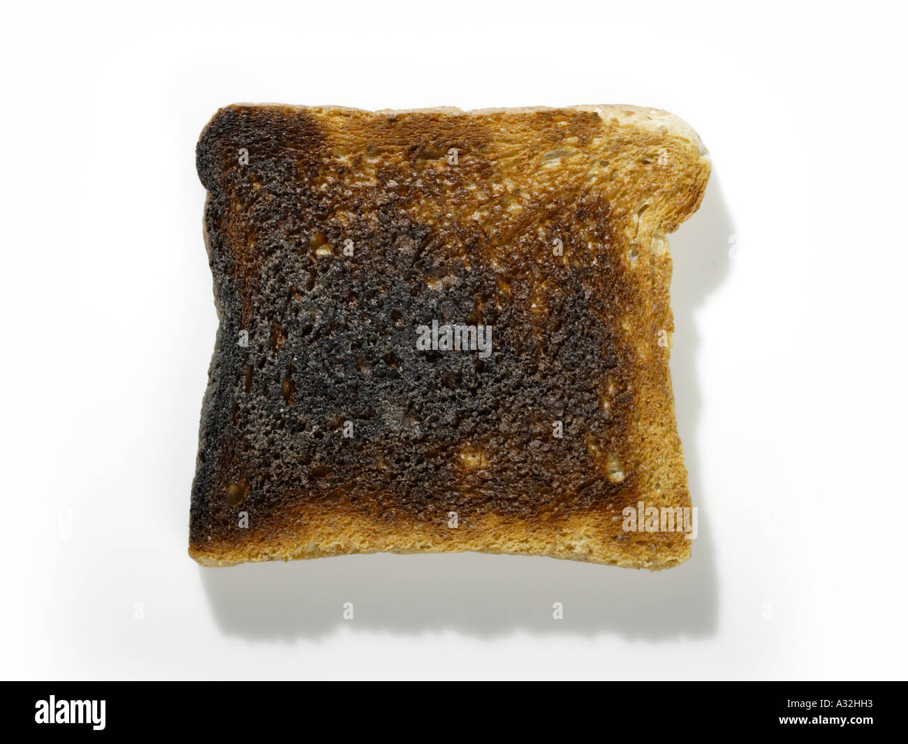Scheibe von verbranntem Toast auf weißem Hintergrund Stockfoto