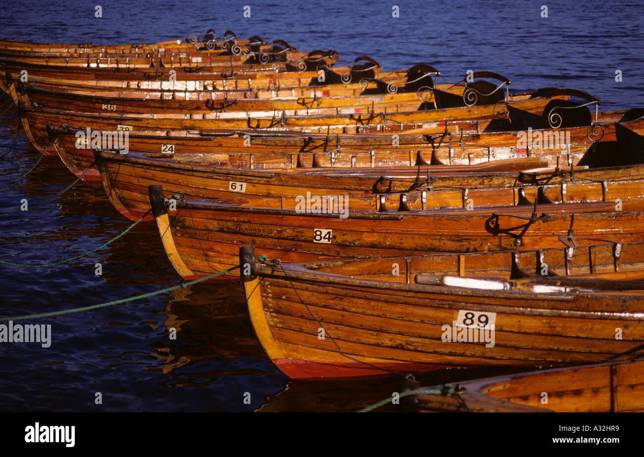 Nahaufnahme von festgetäuten Ruderbooten in Bowness Bay Bowness auf Windermere Cumbria England Großbritannien GB Großbritannien Stockfoto