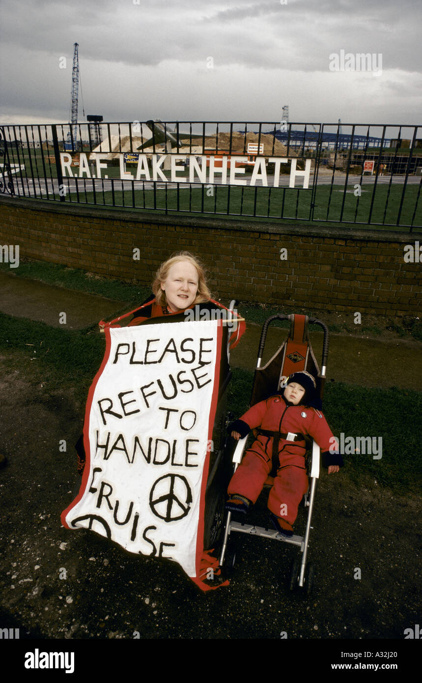 RAF Lakenheath usaf base Frau mit Angabe von Banner bitte ablehnen, Kreuzfahrt Cnd Friedenssymbol sitzt mit Kind im Kinderwagen an anti-Marschflugkörper Demonstration außerhalb Basis behandeln Stockfoto