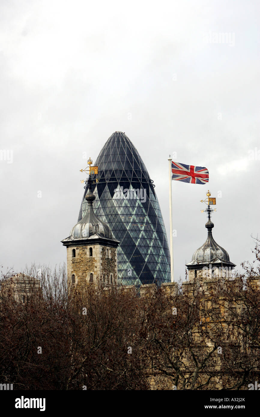 Der Tower of London Türmchen und der Wolkenkratzer Gherkin-Zentral-London England UK Europa Stockfoto