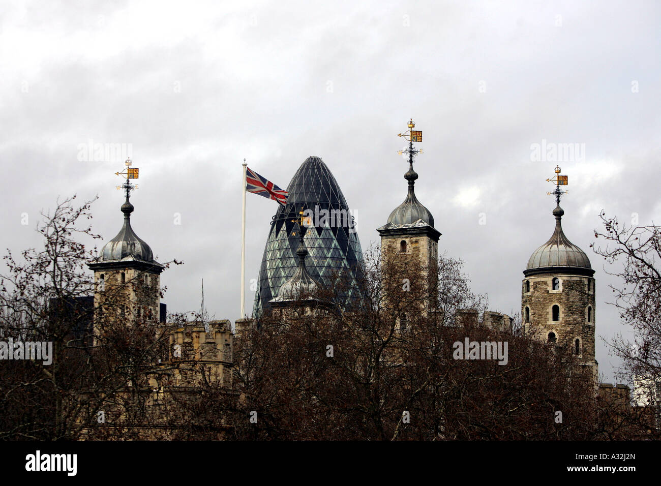 Der Tower of London Türmchen und der Wolkenkratzer Gherkin-Zentral-London England UK Europa Stockfoto