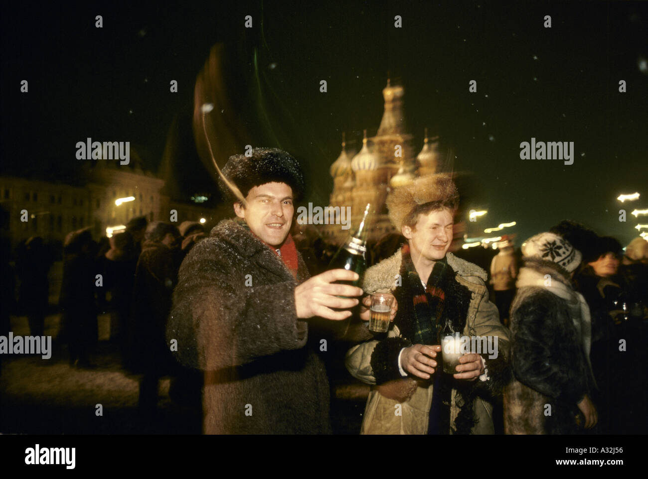 Moskau St. Petersburg zwei Männer trinken Champagner unter den Massen versammelt feiern Neujahr s Tag in roter Platz Moskau 1983 Stockfoto