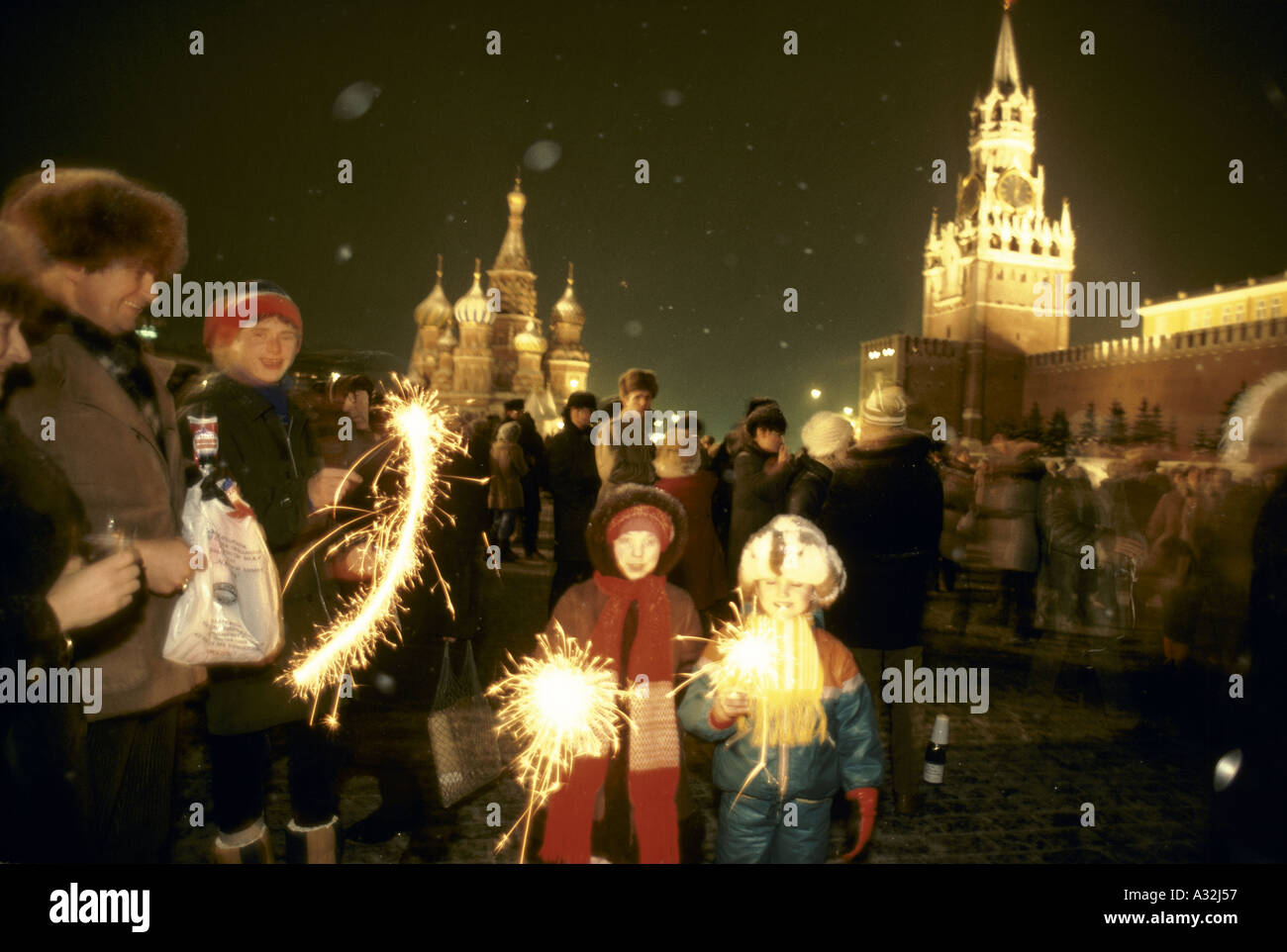 Moskau St. Petersburg zwei Kinder winken beleuchtet Wunderkerzen unter Massen feiern Neujahr s in roter Platz Moskau 1983 Stockfoto