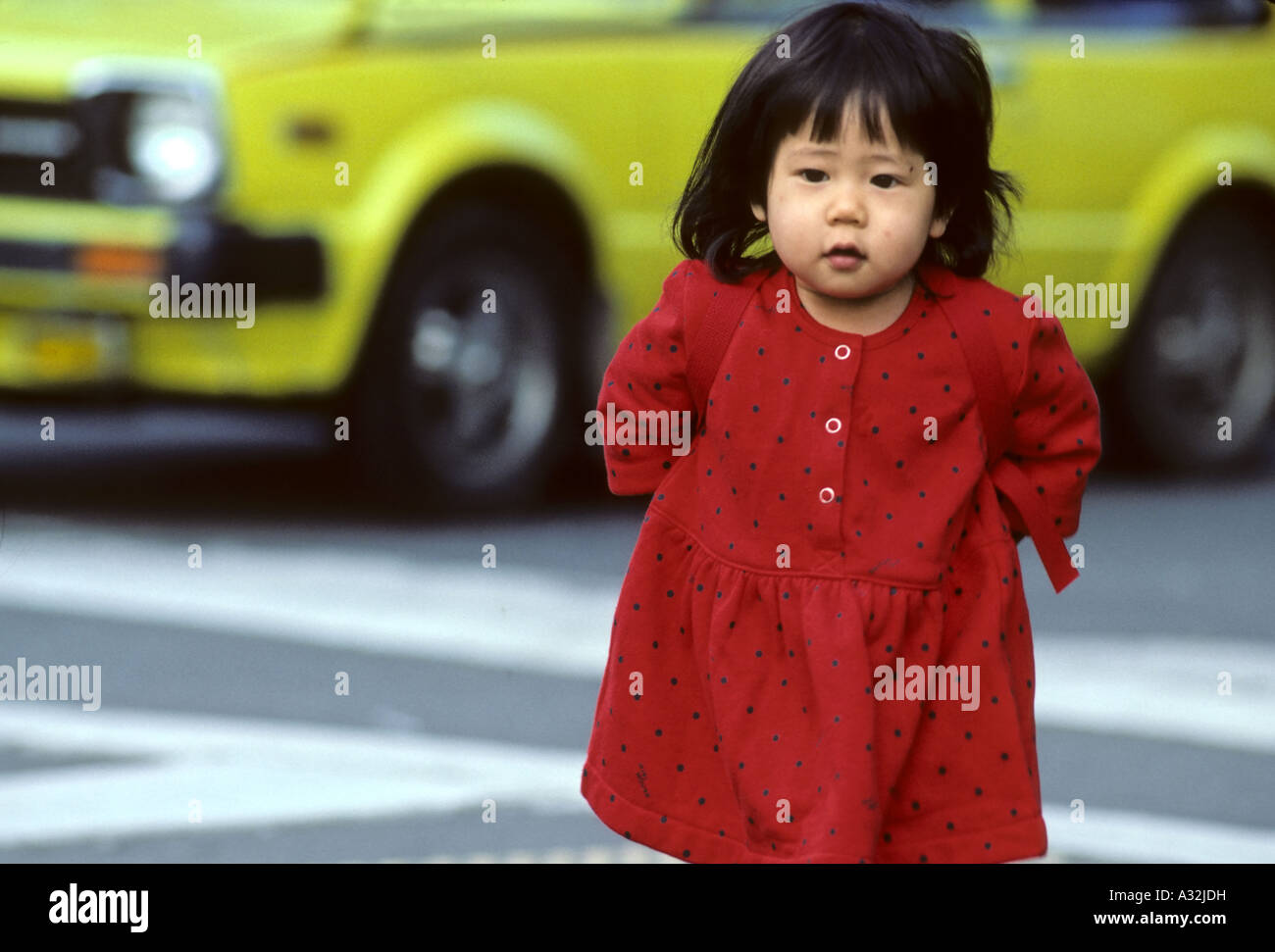 Kleine japanische Mädchen auf der Straße eine japanische Stadt Stockfoto