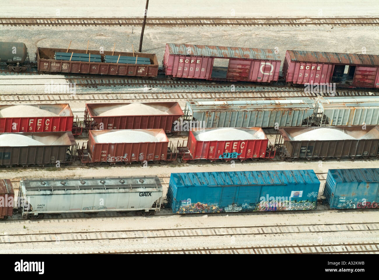 Zug Eisenbahn Modellbahn verfolgt Transport Box Autos Güterwaggons FEC Graffiti Schienen Zug Hof hier parallele Linien Stockfoto
