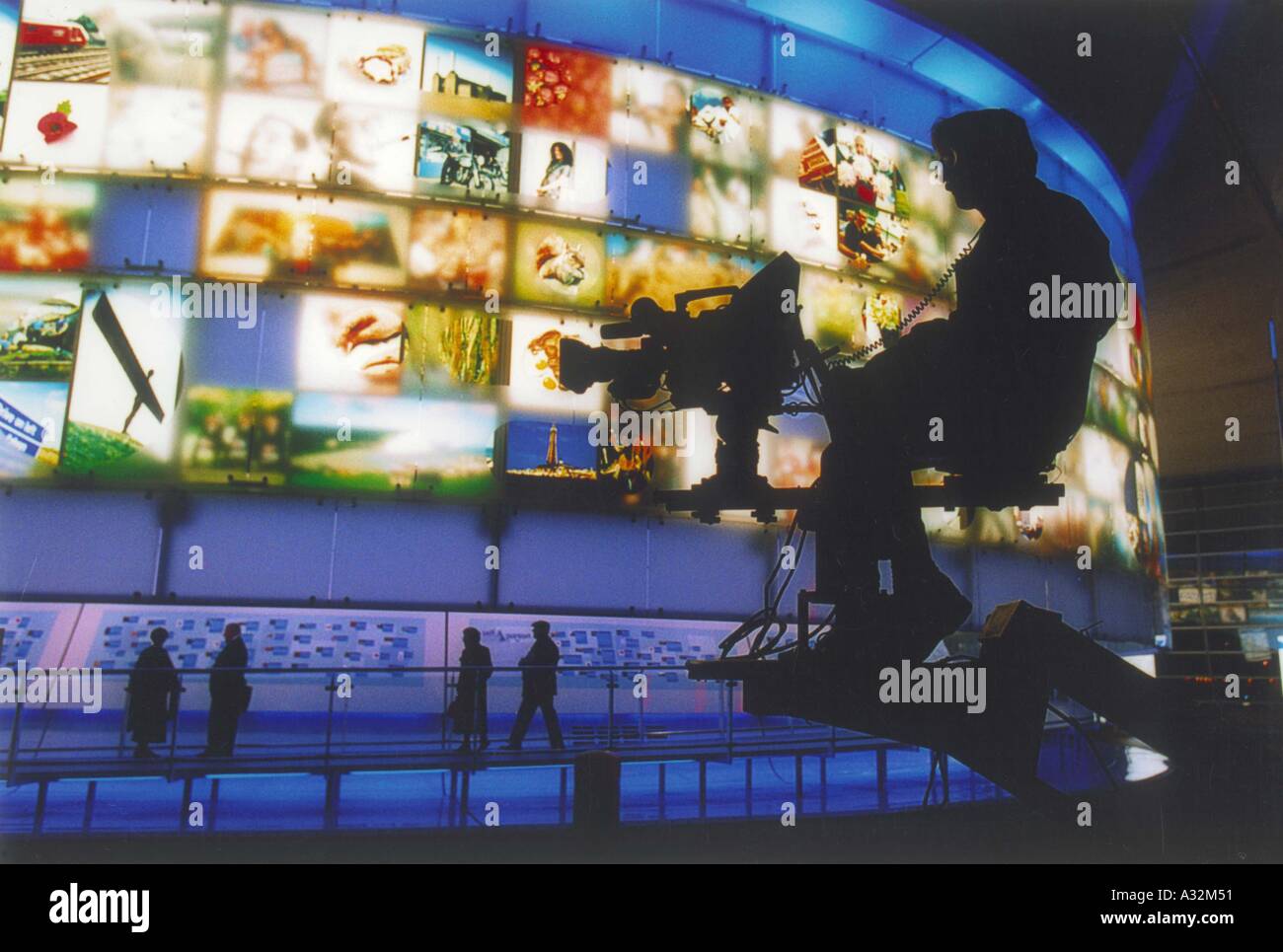 Jahr 2000 New Years Eve in der Millennium Dome, die von einem Kameramann gefilmt Stockfoto