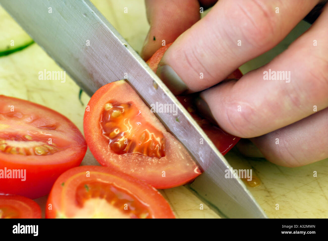 Tomate schneiden Stockfoto