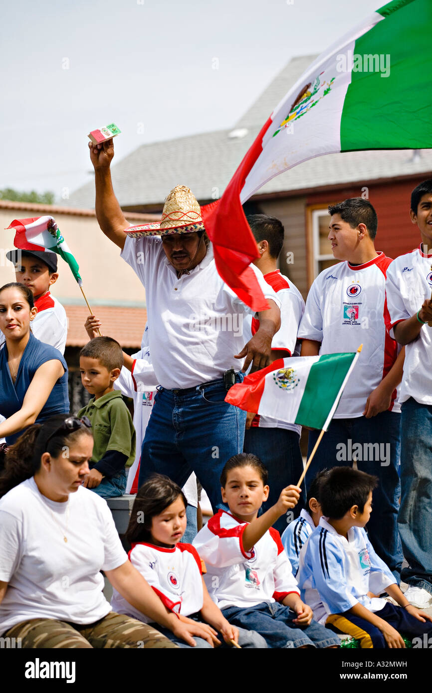 ILLINOIS-Chicago mexikanischen jungen und Mädchen reiten Auftrieb im mexikanischen Unabhängigkeitstag Parade Pilsen Stockfoto