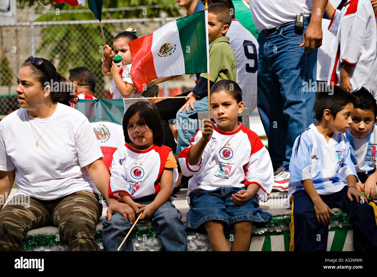ILLINOIS-Chicago mexikanischen jungen und Mädchen reiten Auftrieb im mexikanischen Unabhängigkeitstag Parade Pilsen Stockfoto