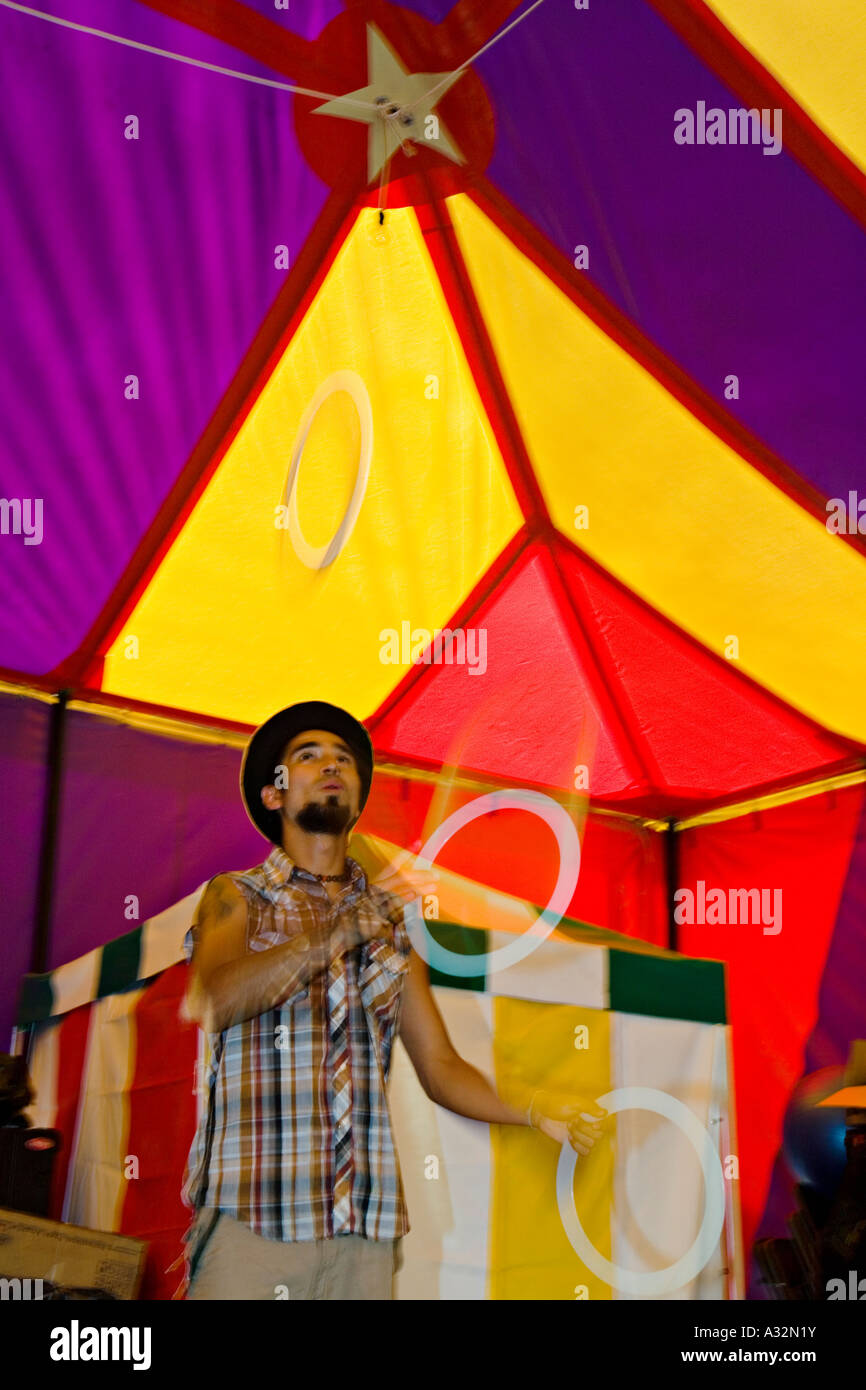 Mexiko San Miguel de Allende Jüngling Praxis jonglieren Thring Ringe in der Schule für Zirkus Darsteller bunte großes Zelt Stockfoto