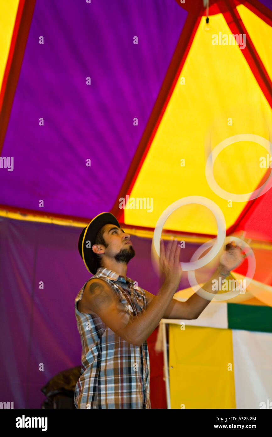 Mexiko San Miguel de Allende Jüngling Praxis jonglieren drei weiße Ringen in der Schule für Zirkus Darsteller bunte großes Zelt Stockfoto