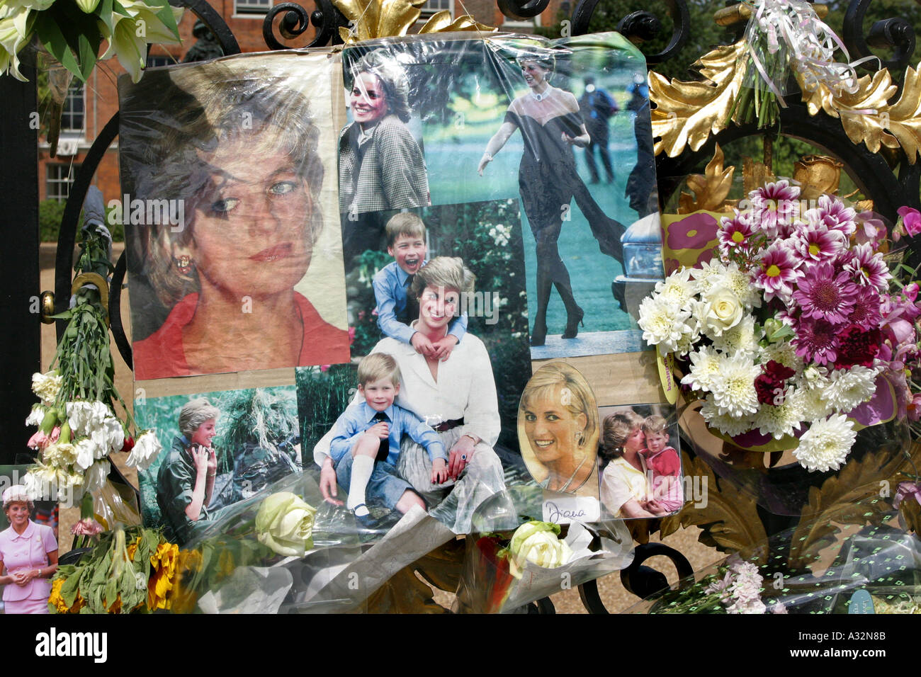 am august 31 2003 fayed Tausende von Menschen versammelten sich vor den Toren des Kensington Palace in London zum Jahrestag des Todes von Lady Diana Prinzessin von Wales starb am selben Tag im Jahr 1997 mit ihrem Freund Ehmad al Dodi bei einem Autounfall in paris Stockfoto