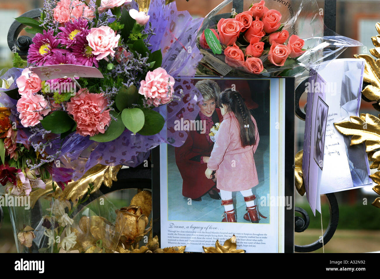 ein Erinnerungsfoto von Prinzessin Diana und Blumenstrauß hängen, Kensington-Palast-Tore Stockfoto