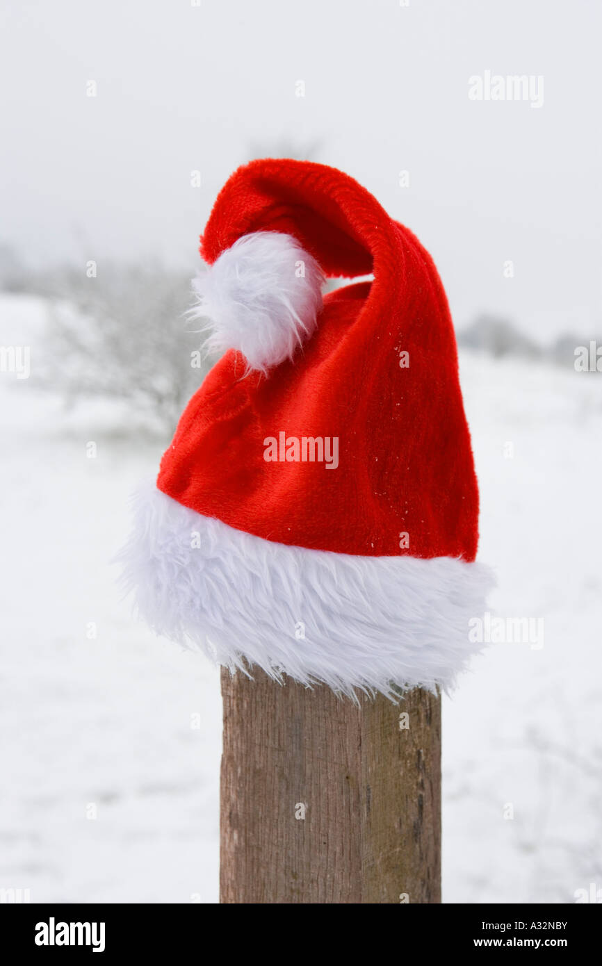 Weihnachtsmütze im Schnee Stockfoto