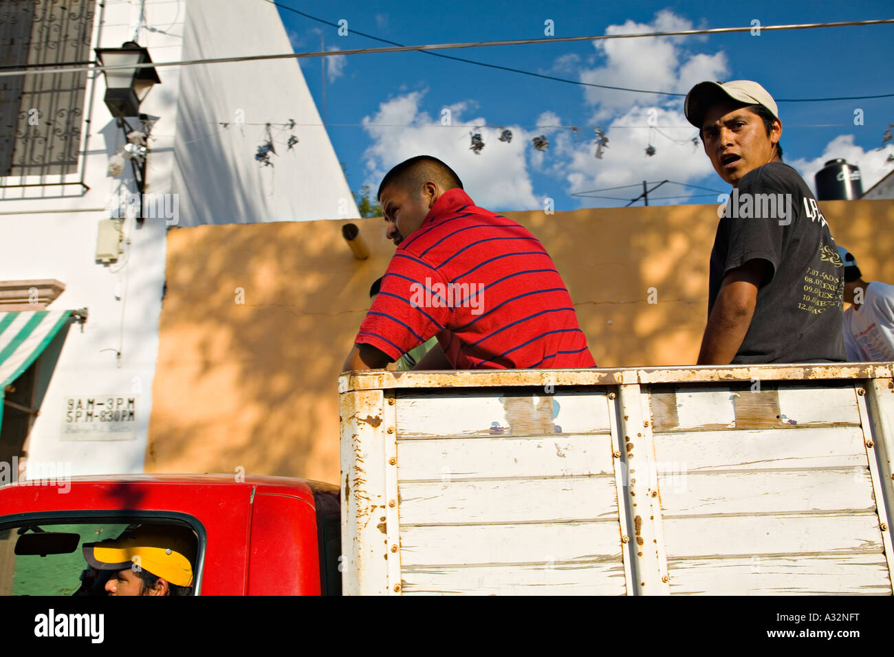 Mexiko San Miguel de Allende, die zwei jungen mexikanischen Männer fahren auf Rückseite des abholen LKW Stockfoto