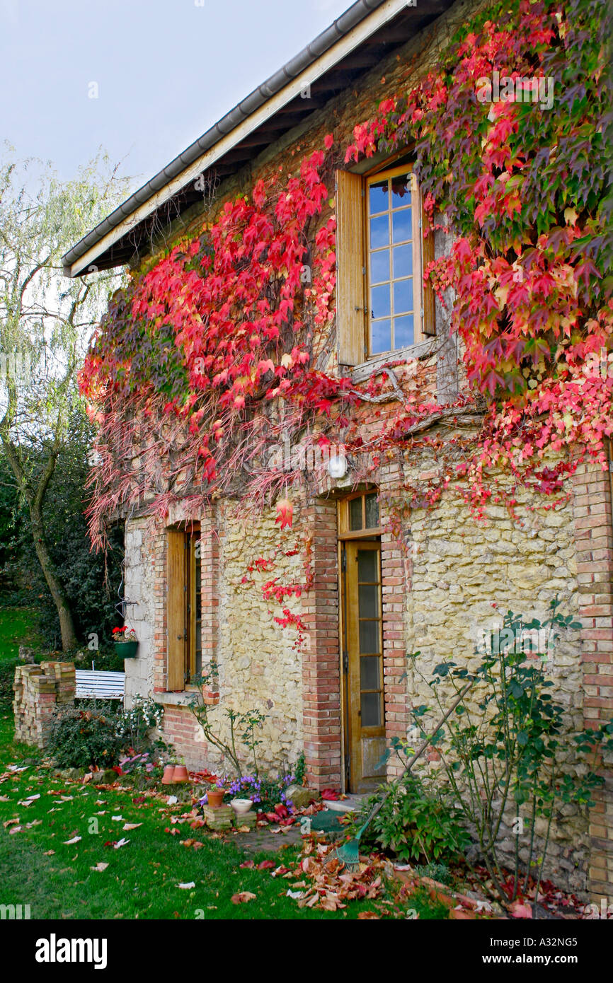 Haus im Dorf SOULAINES-DHUYS in der Herbst-Saison, Frankreich Stockfoto