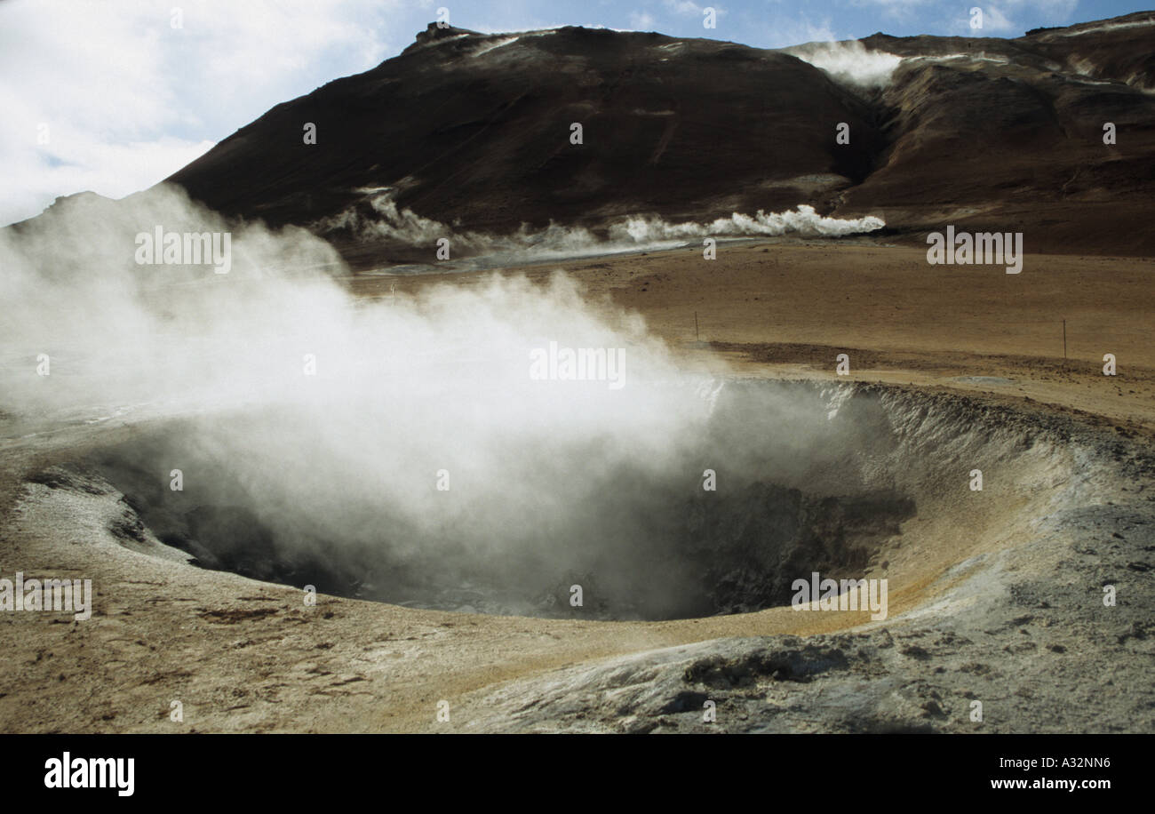 Krater gebildet durch ausbrechenden kochendem Schlamm in Nordisland Stockfoto