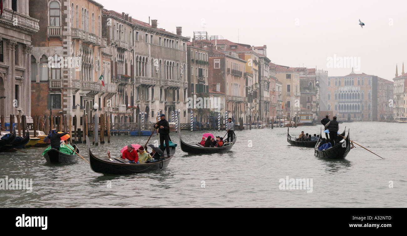 Gondeln auf dem Canal Grande, Venedig, Italien Stockfoto