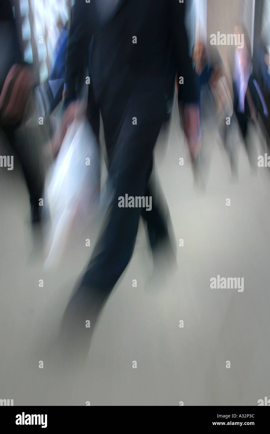 männlichen Pendler trägt einen schwarzen Anzug ist über London Brücke Fuß. Stockfoto