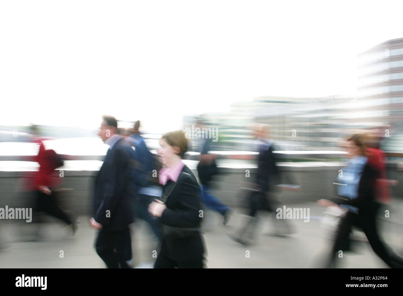 der Londoner Pendler über London Brücke auf dem Weg zur Arbeit in die Stadt zu Fuß Stockfoto