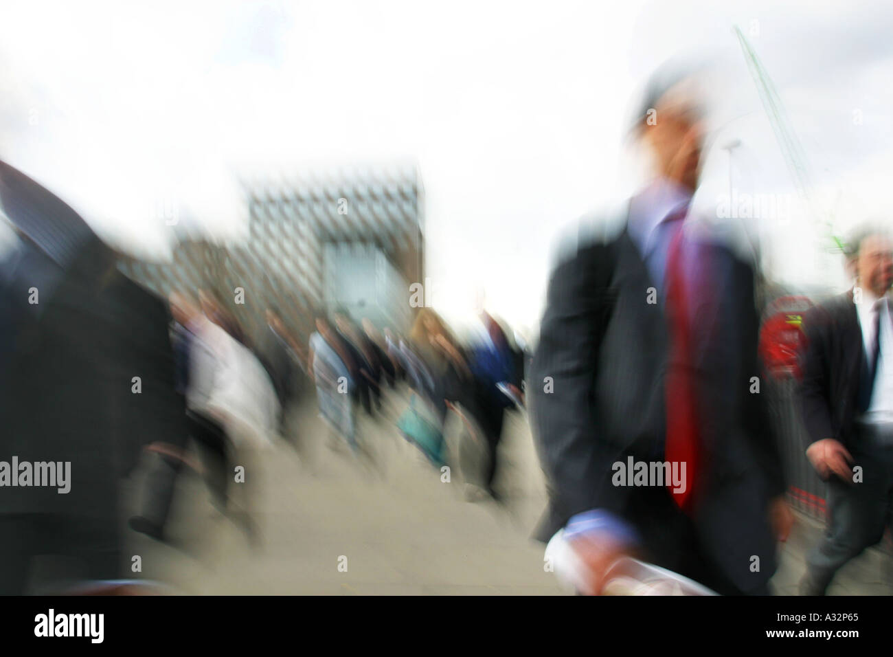 der Londoner Pendler über London Brücke auf dem Weg zur Arbeit in die Stadt zu Fuß Stockfoto