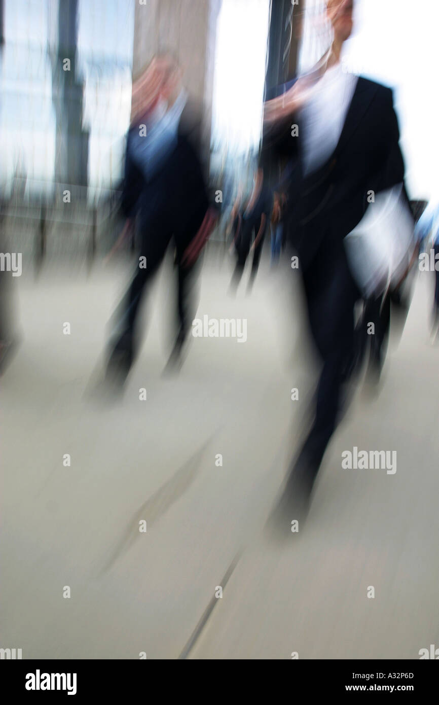 der Londoner Pendler über London Brücke auf dem Weg zur Arbeit in die Stadt zu Fuß Stockfoto