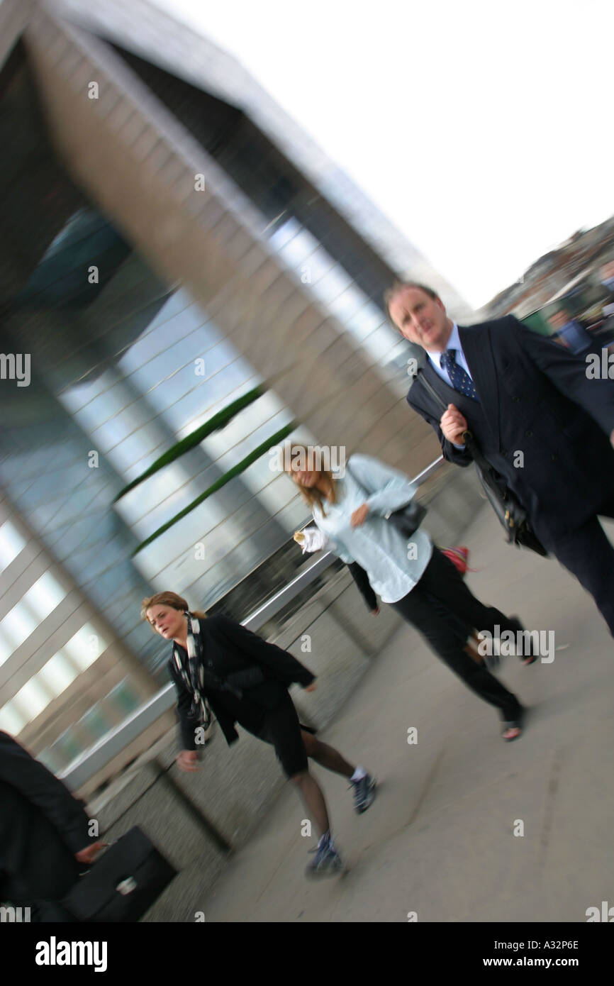 der Londoner Pendler über London Brücke auf dem Weg zur Arbeit in die Stadt zu Fuß Stockfoto