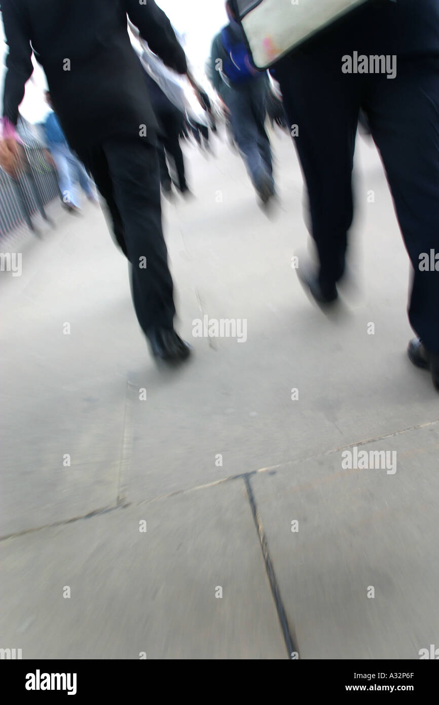 der Londoner Pendler über London Brücke auf dem Weg zur Arbeit in die Stadt zu Fuß Stockfoto