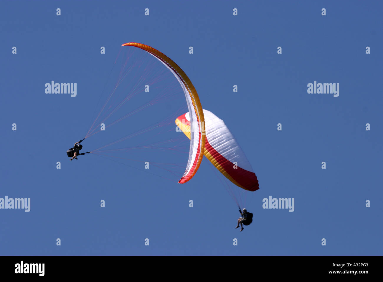 Zwei gelbe und rote Gleitschirm Paragliding in einem Paare Wettbewerb, Annecy, Frankreich Europa Stockfoto