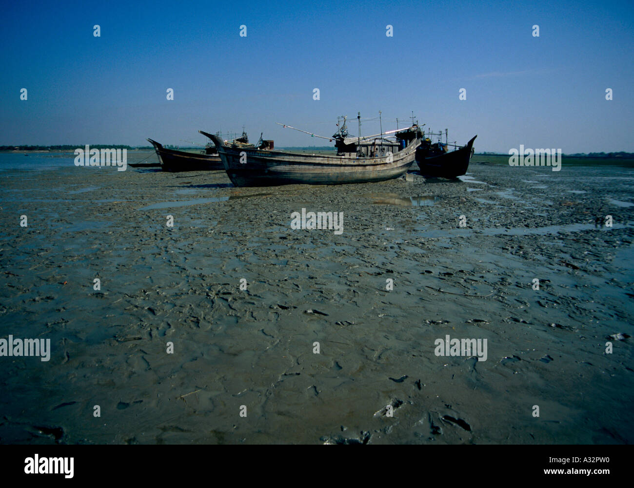 Angelboote/Fischerboote In den Schlamm und Cox Bazar, Bangladesch Stockfoto