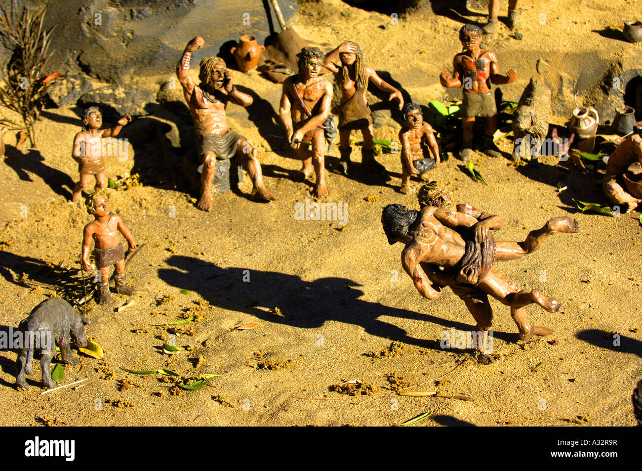 Modell Dorf Modelle zahlen winzig kleine Leute alte Höhlenmenschen Mann männlicher Wrestler Kampf Kampf Zivilisationen Geschichte Steinzeit Stockfoto