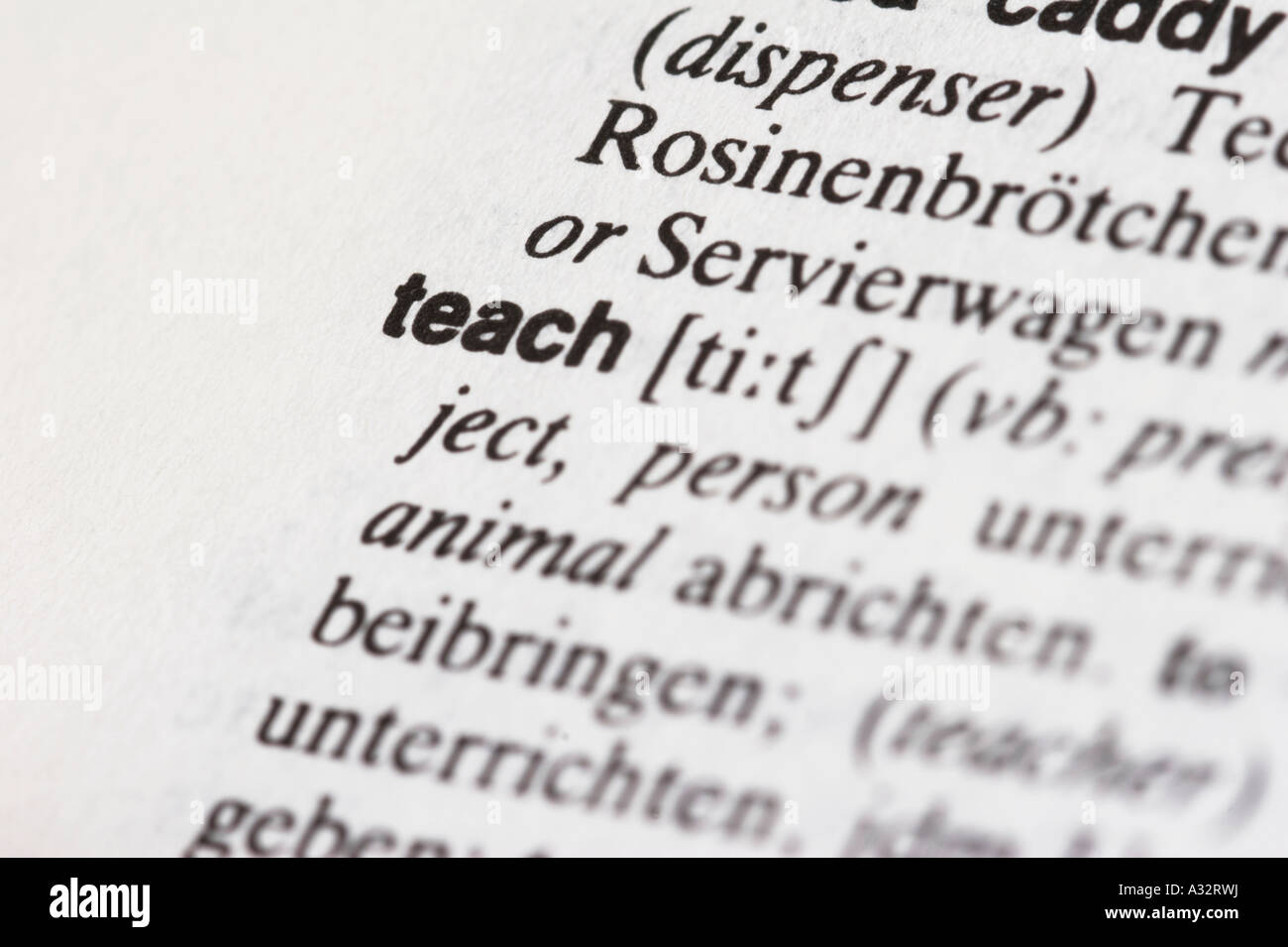 Makroaufnahme des Wortes in einem Wörterbuch zu lehren Stockfoto