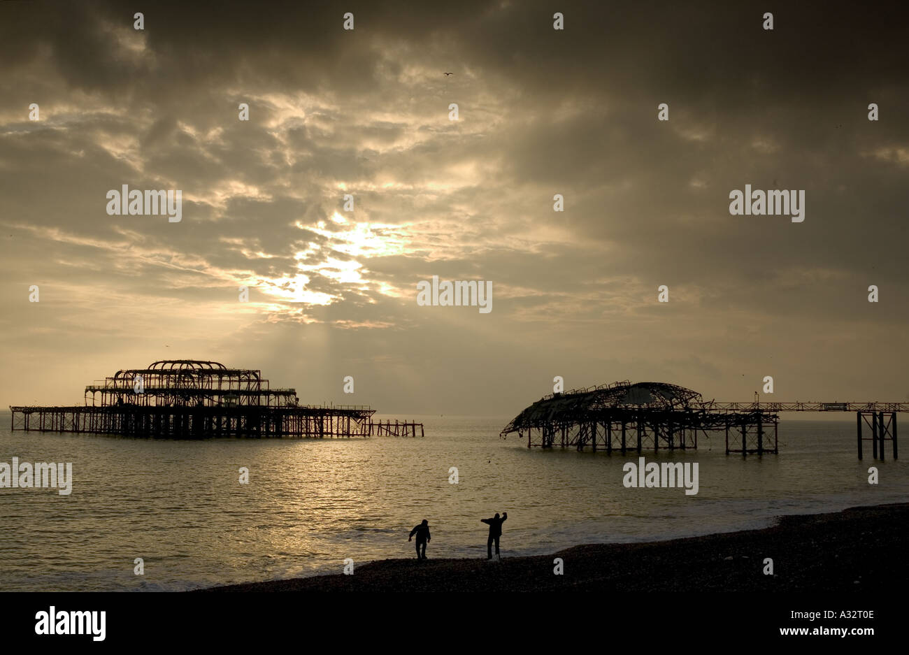 Brighton Meer bei Sonnenuntergang mit dem eingestürzten Pier im Hintergrund Stockfoto