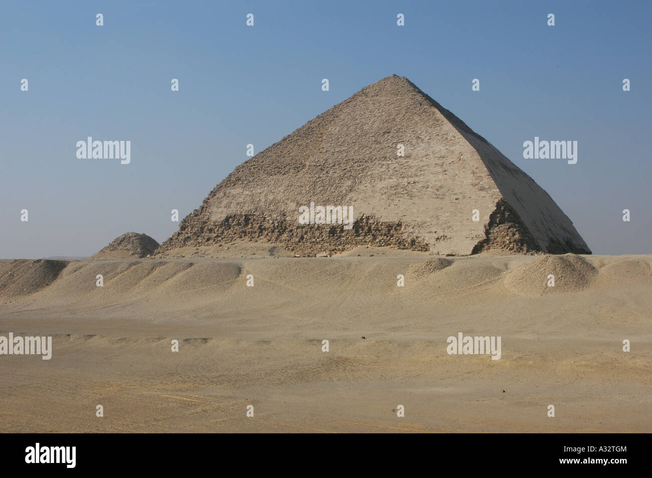 Bent-Pyramide von Snowflakes in Dahshur nahe Kairo, Ägypten. Stockfoto