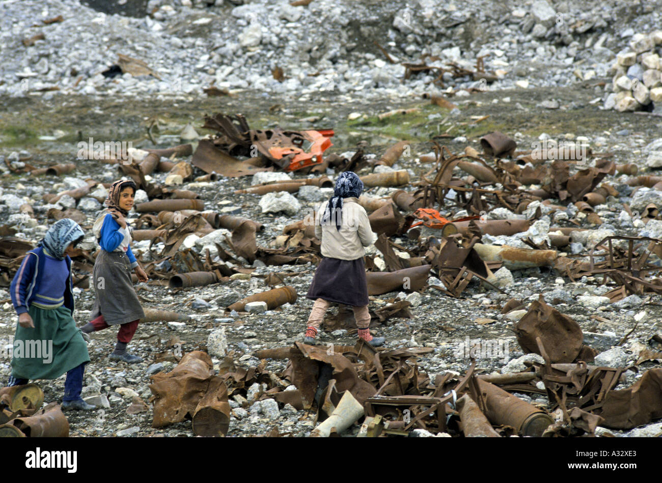 Kurdische Kinder aufräumen für scharfe Munition bei Diyana Frühling Arsenal, Irak-Kurdistan. Stockfoto