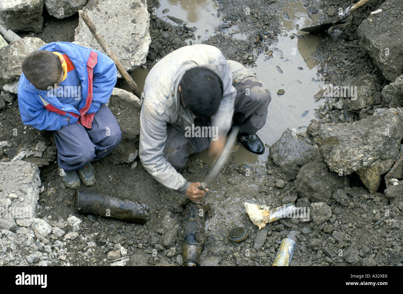 Tod zu riskieren: ein Junge versucht, die Blaskapelle aus einer live Bombe in Diyana Frühling, Irak-Kurdistan zu entfernen. Stockfoto