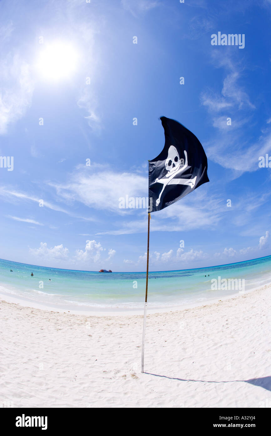 Piraten Sie-Flagge am Strand in Playa del Carmen, Mexiko, Karibik. Stockfoto