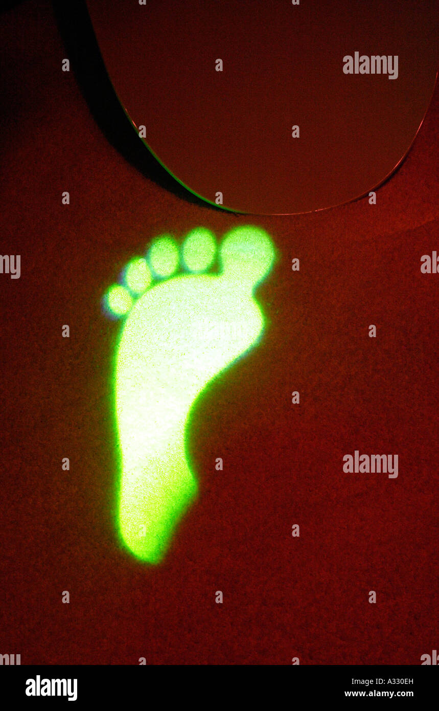 Projektion in Form von einem grünen Fußabdruck, Berlin, Deutschland Stockfoto