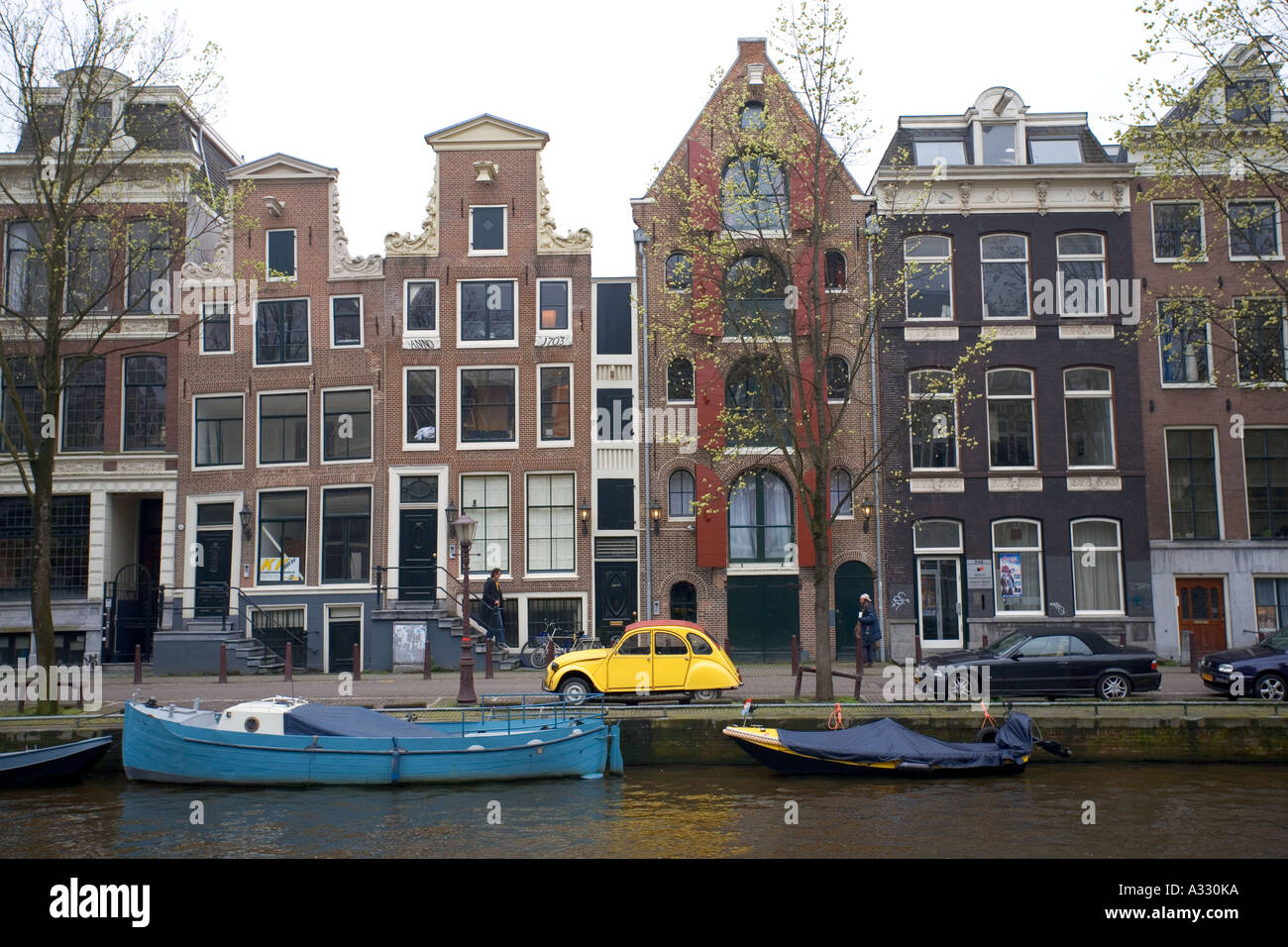 Amsterdam, Niederlande.  Waterfront-Gebäude und Häuser am Kanal. Stockfoto