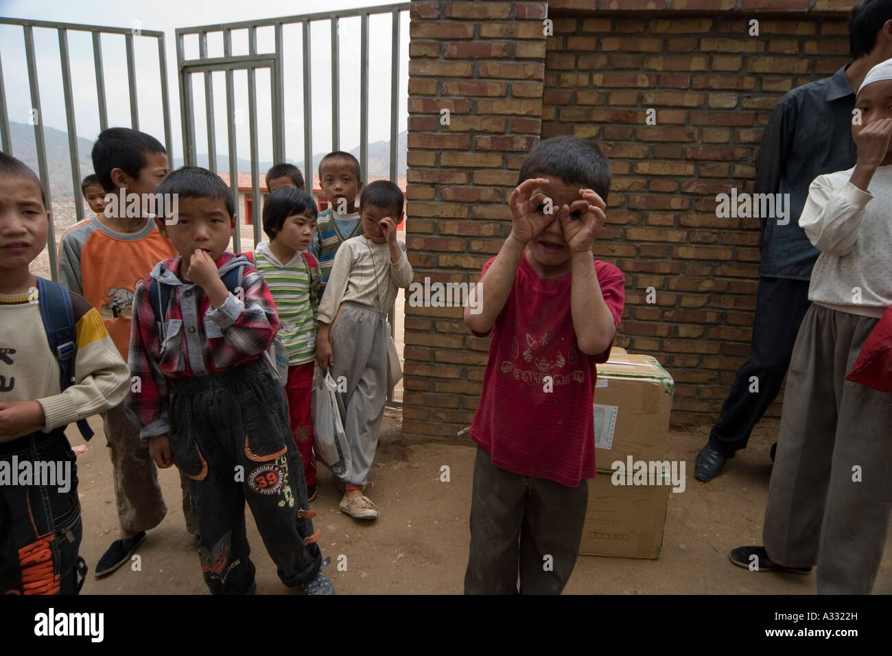 Die Studenten der neuen Schule in Dongxiang, war die Schule durch Spenden von Amerikanerin bauen – australisches Unternehmen. Stockfoto