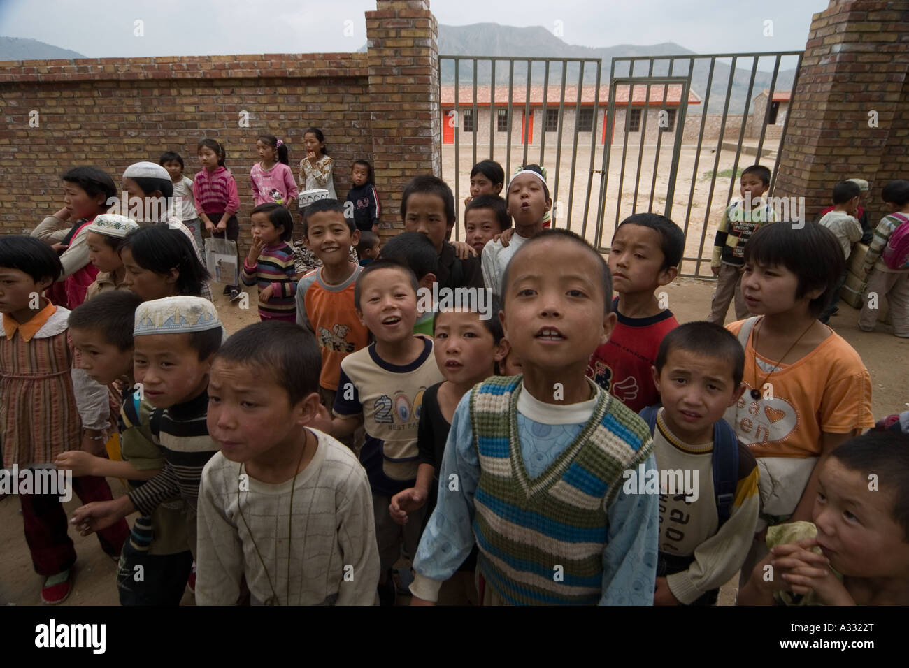 Die Studenten der neuen Schule in Dongxiang, war die Schule durch Spenden von Amerikanerin bauen – australisches Unternehmen. Stockfoto