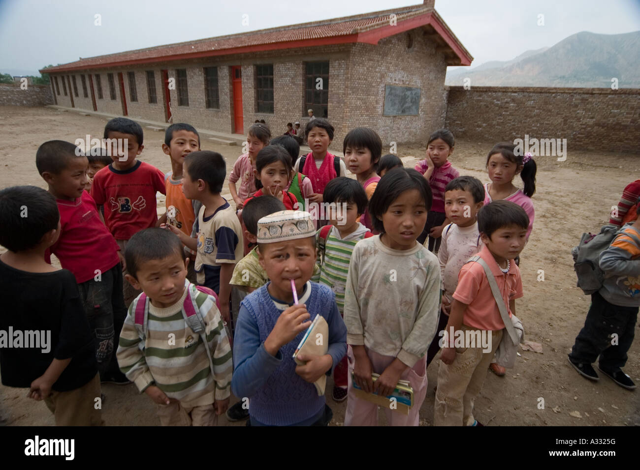 Die Schüler der neuen lokalen Schule in Dongxiang County. Stockfoto